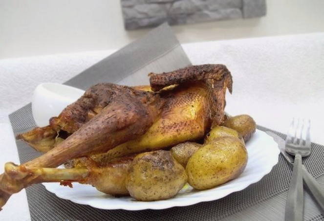Курица с хрустящей корочкой целиком с картошкой в духовке