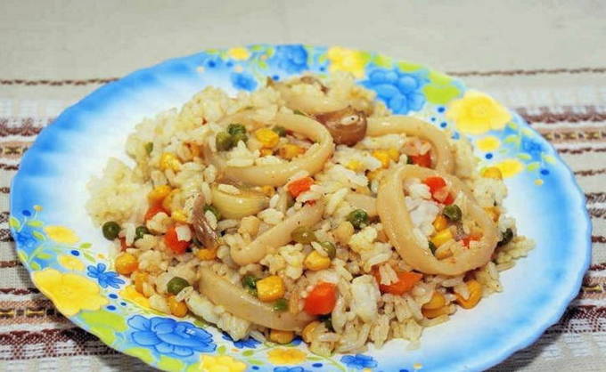 Рис с кальмарами на сковороде