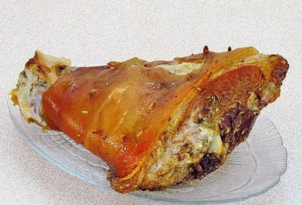 Запеченная свиная рулька в рукаве в духовке