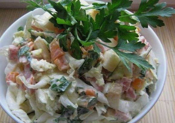 Блинный салат с колбасой