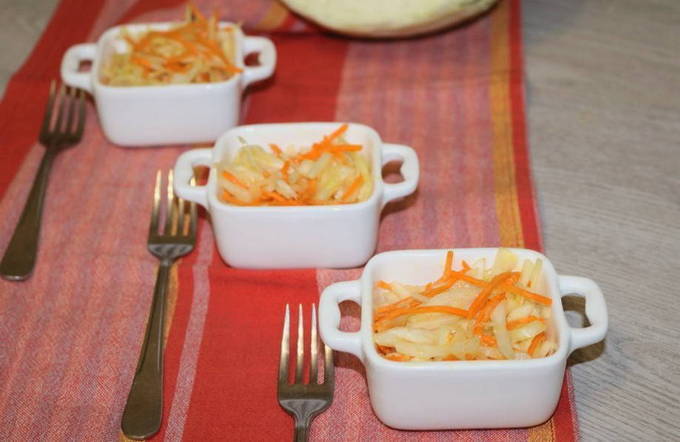 Салат из свежей капусты, моркови с уксусом и маслом, как в столовой
