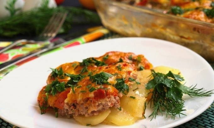 Мясо по-французски с фаршем, картошкой, сыром и помидорами в духовке