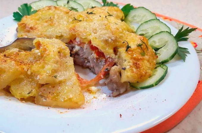 Мясо по-французски с картошкой, сыром и помидорами в духовке