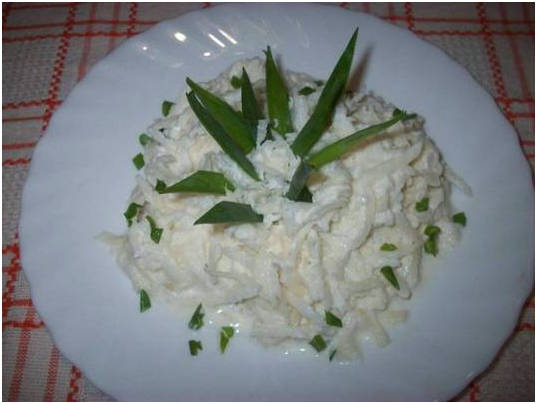 Салат из белой редьки со сметаной