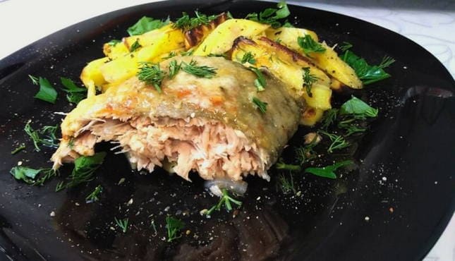 Рыба запечённая в духовке в фольге с овощами под майонезом — рецепт с фото
