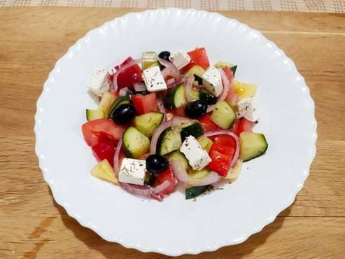 Греческий салат с лимонной заправкой