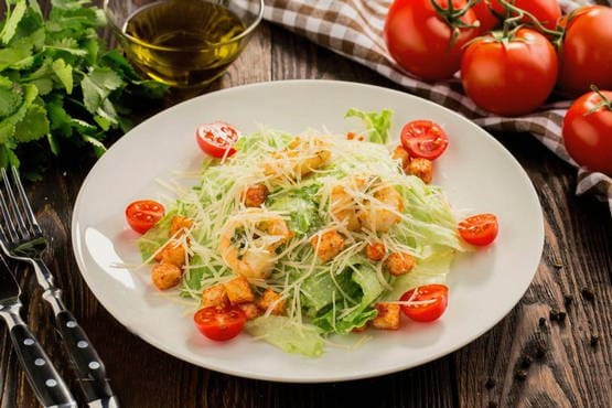 Рыбный салат с тунцом, фетой и помидорами черри