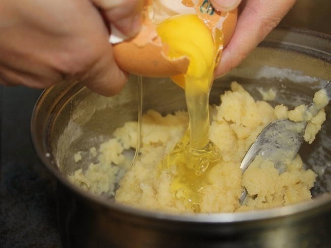 Надо ли добавлять в тесто яйца. Замес заварного теста. Тесто с яйцом. Приготовление заварного теста. Заварка для заварного теста.