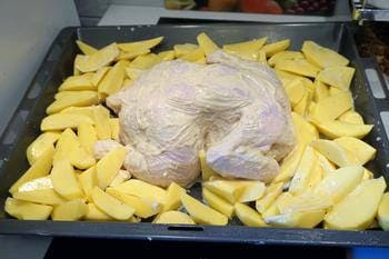 Курица с картошкой в духовке - 5 самых вкусных рецептов запеченной курицы с картошкой с фото пошагово
