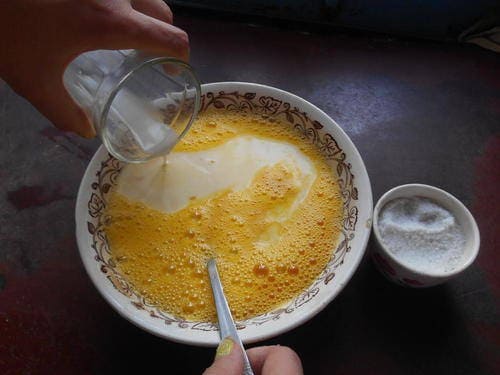 Пышный омлет с молоком и яйцом на сковороде