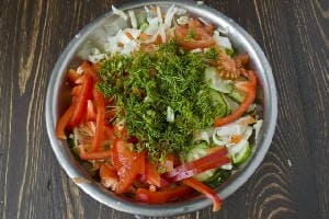 Салат из капусты, огурцов, помидоров, перца, моркови и лука на зиму