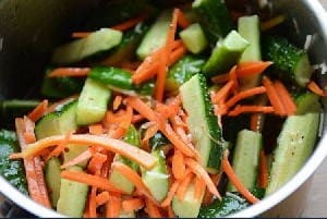Салат из огурцов и моркови по-корейски на зиму