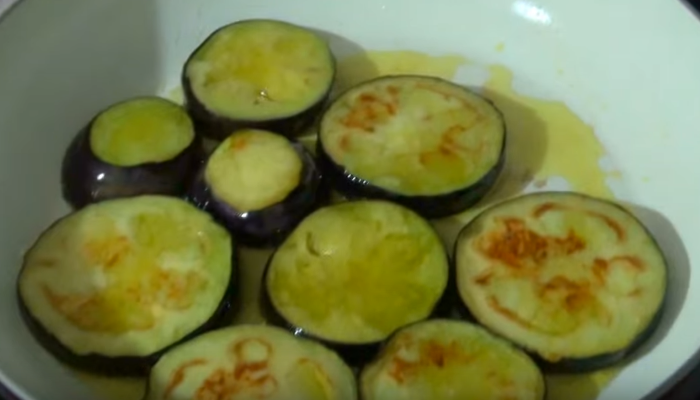 Баклажаны на сковороде с помидорами и чесноком - 5 вкусных рецептов жареных, тушеных баклажанов с сыром, майонезом с фото пошагово
