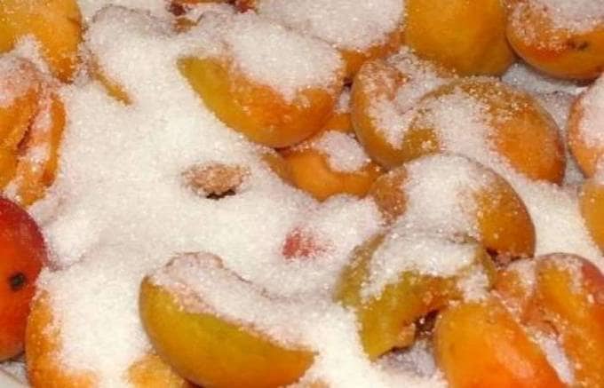 Варенье из целых абрикосов без косточек дольками
