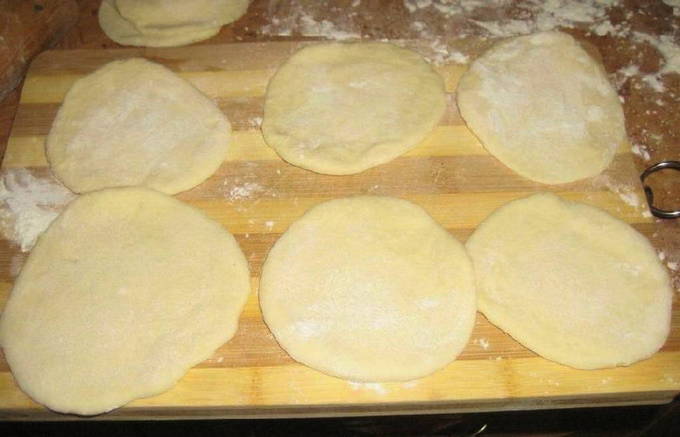 Пирожки на кефире без дрожжей, жареные на сковороде