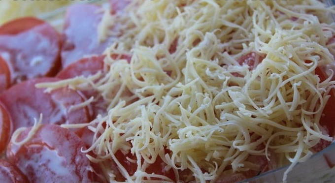 Запеканка из макарон с сыром и колбасой