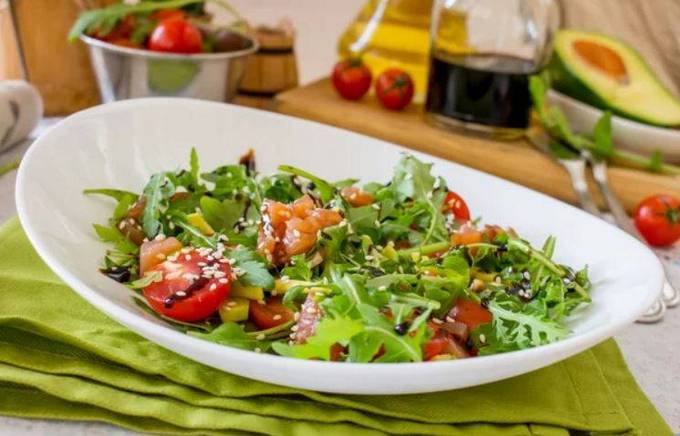 10 оригинальных салатов со свежими помидорами - Лайфхакер