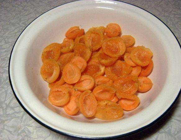 Варенье из абрикосов с миндалем