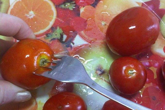 Малосольные огурцы с помидорами