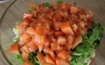 Салат с фасолью в томатном соусе