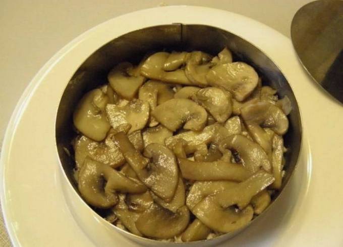 Салат с курицей и жареными грибами