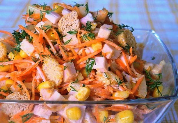 Салат с морковью по-корейски, колбасой и сухариками — пошаговый рецепт с фото