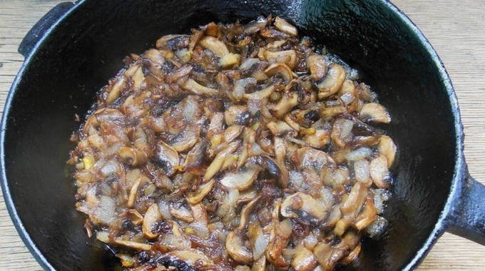 Салат с говядиной и жареными грибами слоями