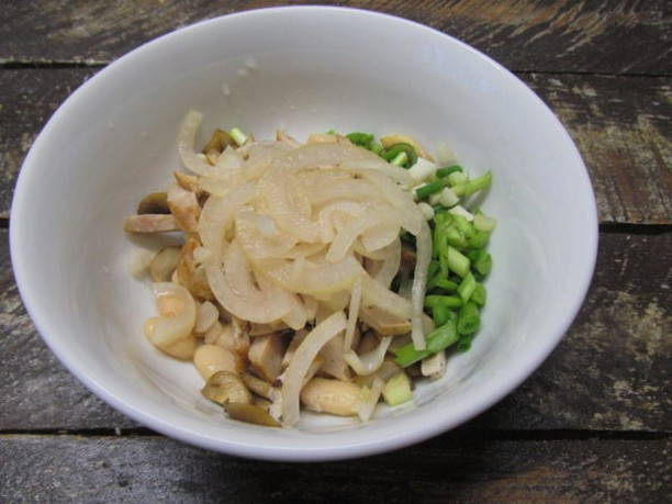 Салат с фасолью и жареными грибами