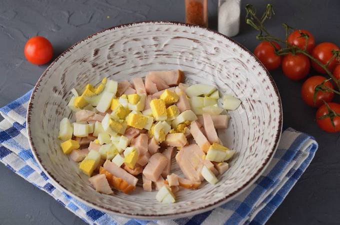Салат с копчёной курицей и перцем