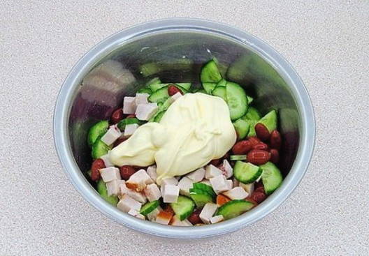 Салат из копчёной курицы с фасолью