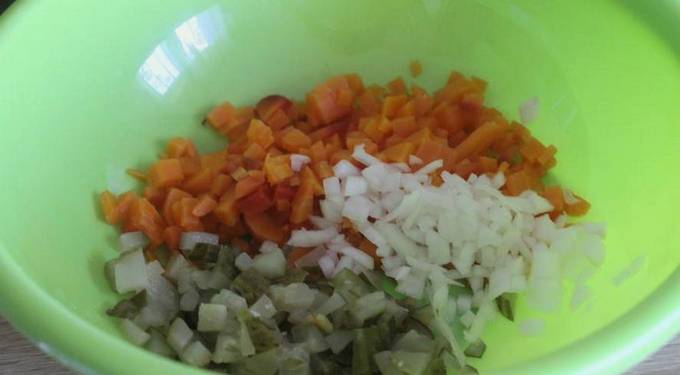 Салат с фасолью и овощами