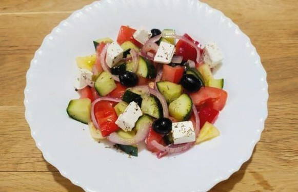 Греческий салат с горчичной заправкой