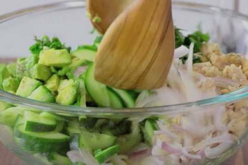 Салат с тунцом, авокадо и огурцами