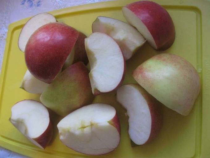 Шарлотка с яблоками на кефире и сметане