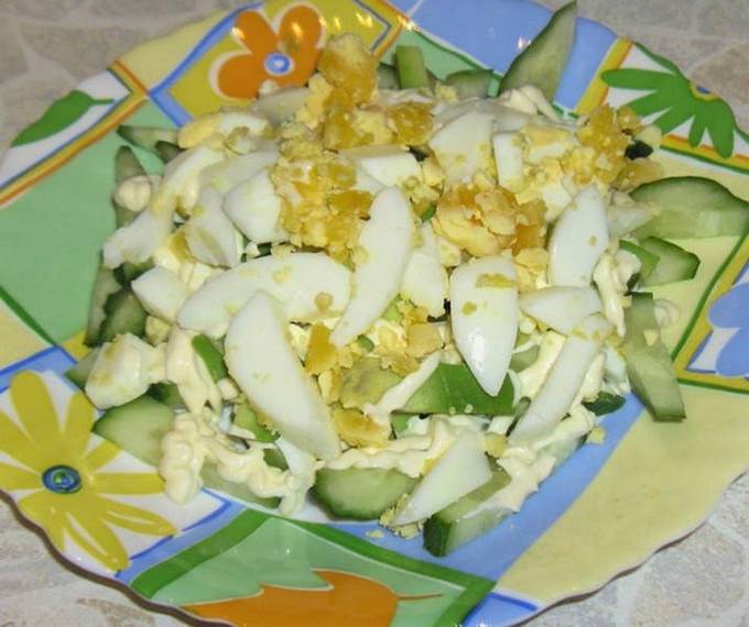 Салат с авокадо, яйцом и огурцом