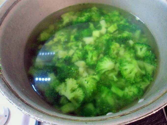 Рецепт: Салат с крабовыми палочками и брокколи - красивый