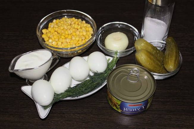 Салат с тунцом и яйцом, и кукурузой