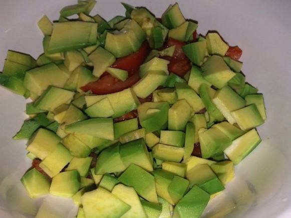 Салат с тунцом и авокадо, и кукурузой