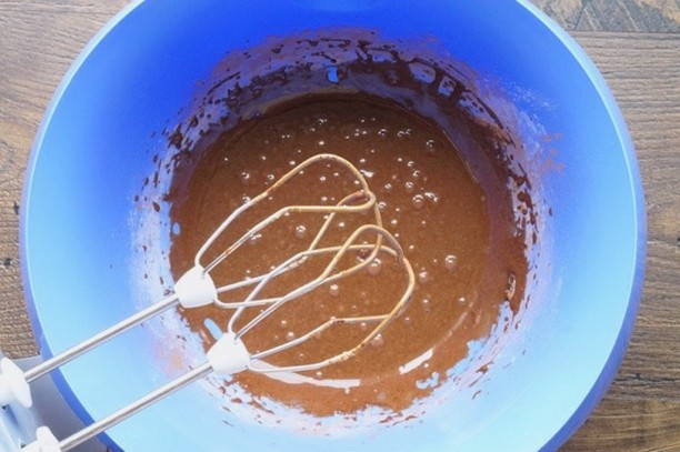 Шоколадный кекс в микроволновке в чашке