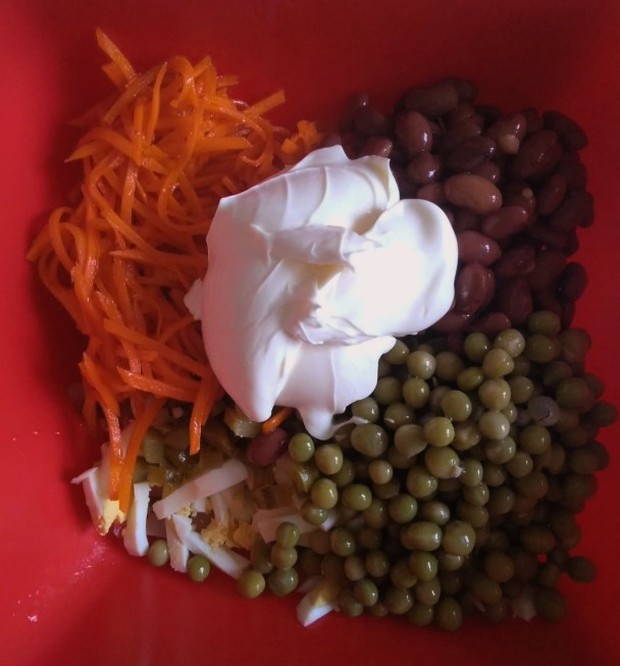 Салат с фасолью, колбасой и корейской морковью