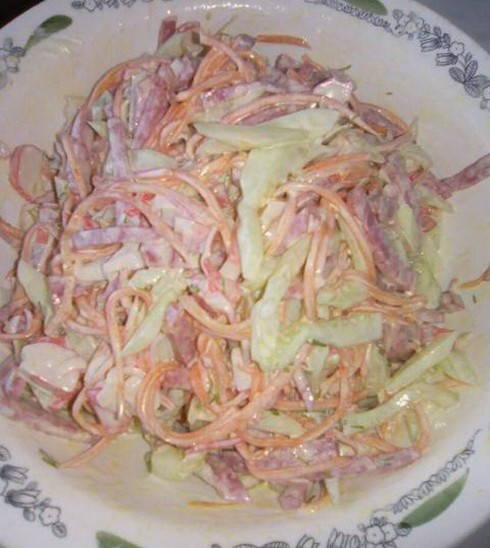 Салат с крабовыми палочками и колбасой