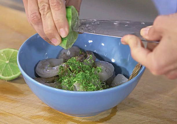 Салат с креветками и зеленью