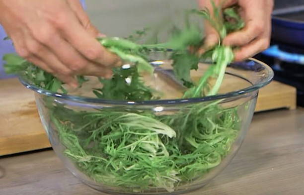 Салат с креветками и зеленью