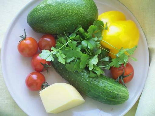 Салат с авокадо и овощами