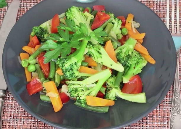 Салат из брокколи с овощами