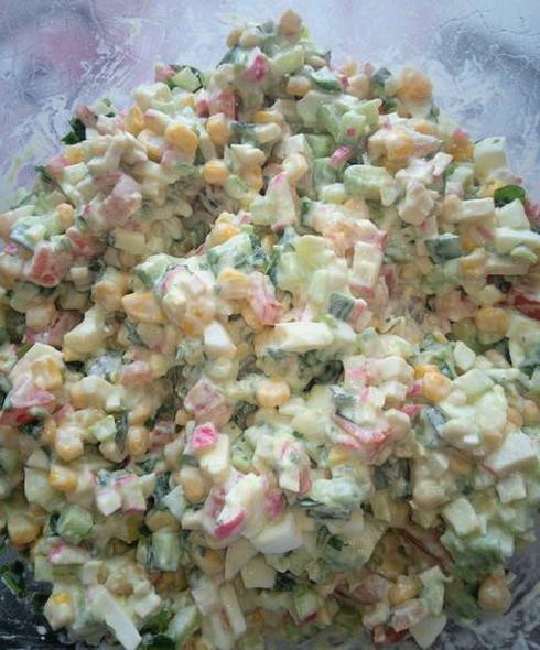 Салат с авокадо и крабовыми палочками и яйцом