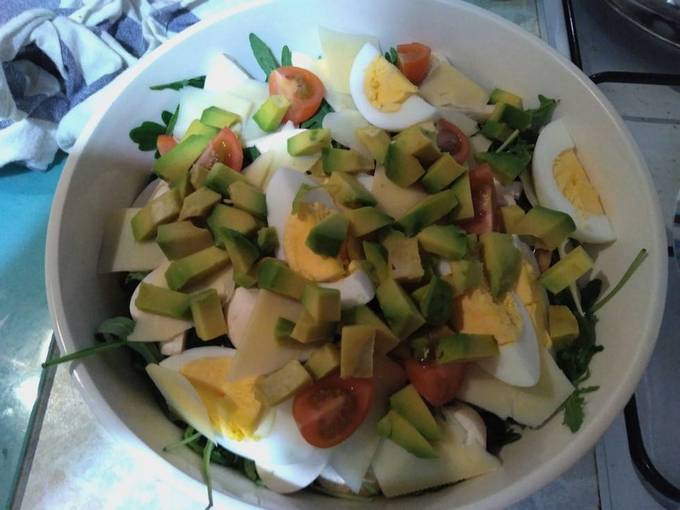 Салат с авокадо, с яйцом и кукурузой