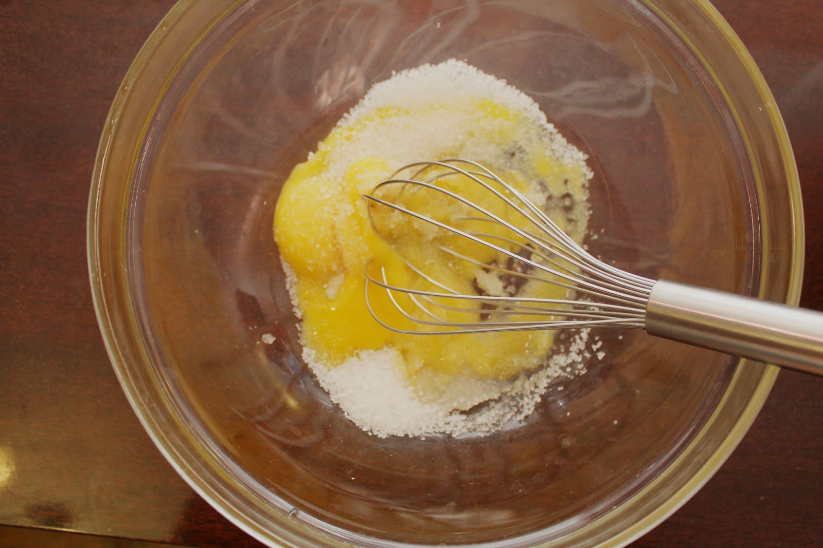 Растопленное масло мука. Взбитые желтки с сахаром. Взбитые яйца с сахаром. Желток смешать с сахаром. Взбивание яиц с сахаром.