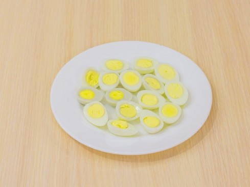 Салат с креветками, яйцом и сухариками