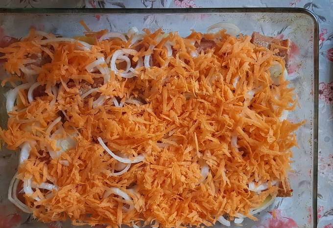 Горбуша с картошкой, морковью и луком в духовке